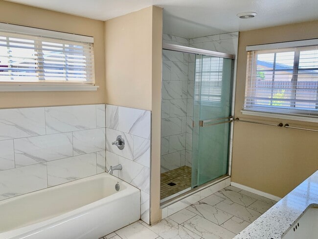 Building Photo - Charming Single Story Home