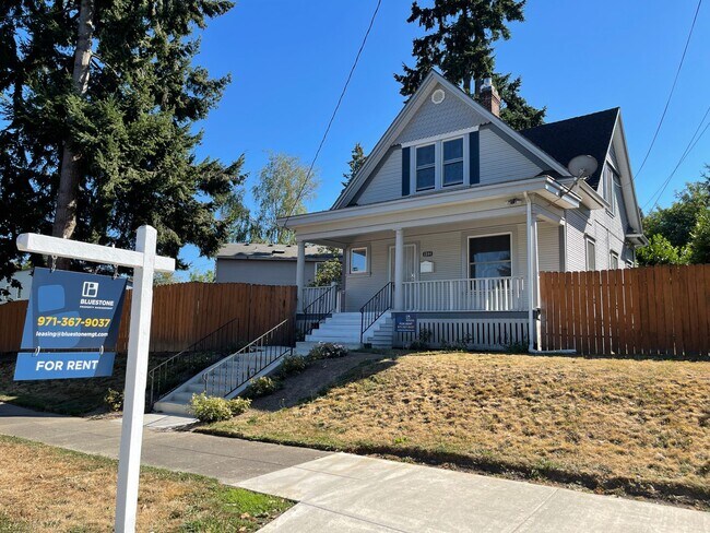 Building Photo - 4br/2ba house with fenced yard with detached garage