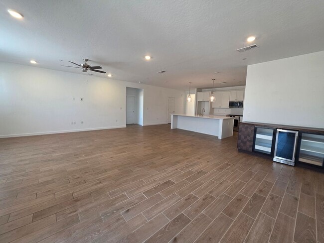 Building Photo - 3 bedroom 2 bathroom home with Solar and y...