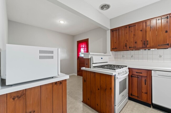 Building Photo - AVAILABLE NOW! Don't miss this amazing 3-bedroom with a RIVERFRONT view in Brackenridge!