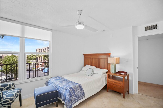 Building Photo - 13 Royal Palm Way