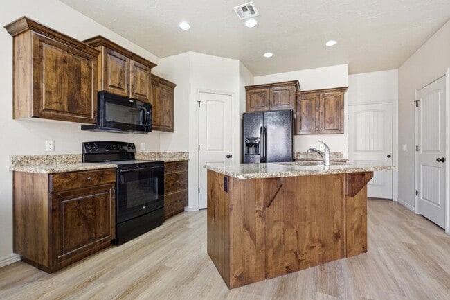 Building Photo - Beautiful Hobble Creek 4 Bed/2 Ba NEW FLOORS & PAINT