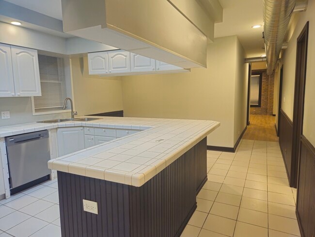 Building Photo - 1819 W Evergreen Ave