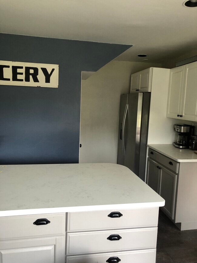 Building Photo - 166 Bush Ln