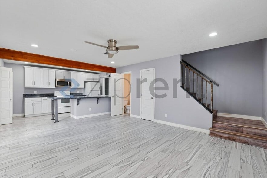 Building Photo - Unit