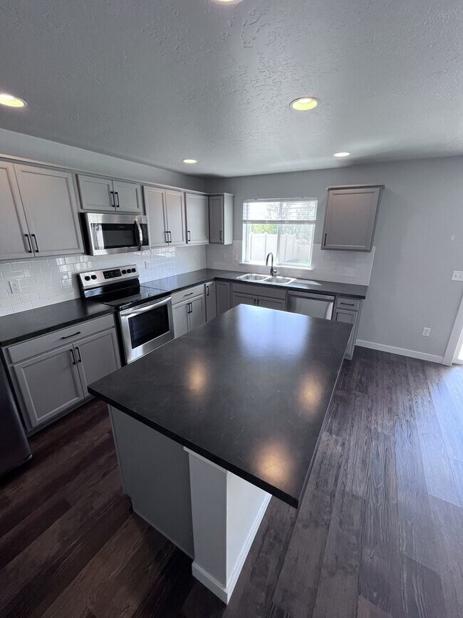 Building Photo - Central Located 4 bed 2.5 bath home