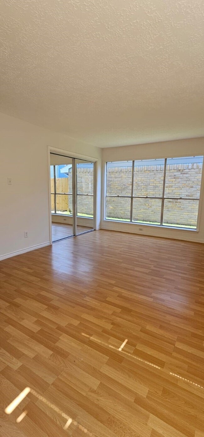 Building Photo - 11841 Spring Grove Dr