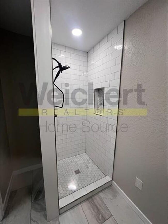 Building Photo - 3 bedroom, 2 bath home in Center Hill