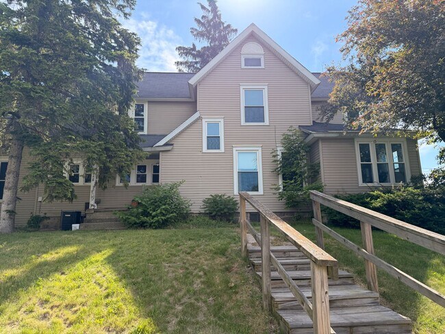 Building Photo - Two Bedroom Upper Apartment in Walker!