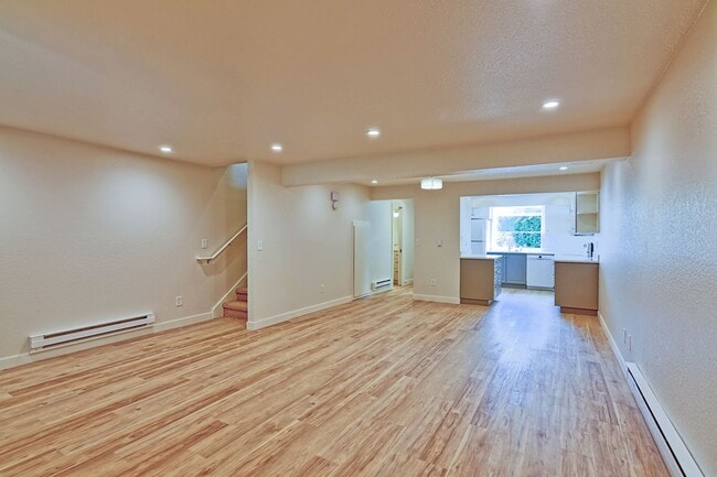 Building Photo - Stylishly Remodeled Condo in Prime Center Park Location