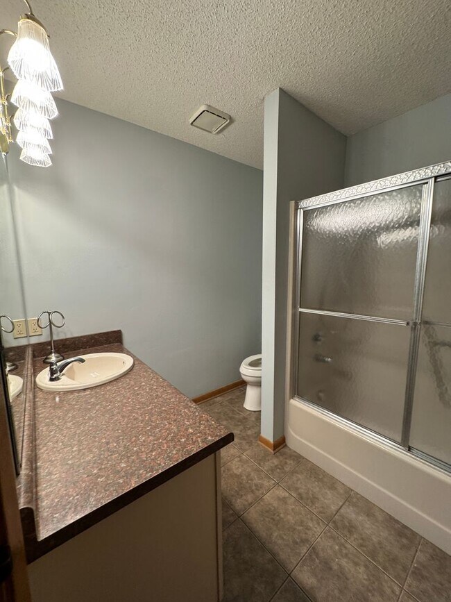 Building Photo - Spacious 2 Bed / 2 Bath Condo in Greenbria...