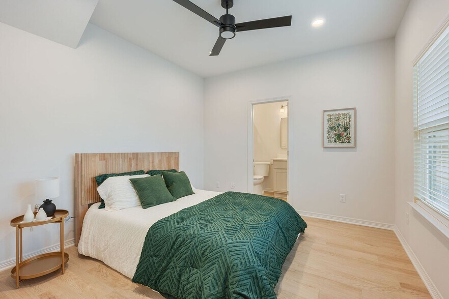 Building Photo - Brand New 6 Bed, 6.5 Bath, 3 Story Townhomes w/ Bonus Room & Balcony!