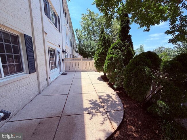 Building Photo - 1425 N Van Dorn St