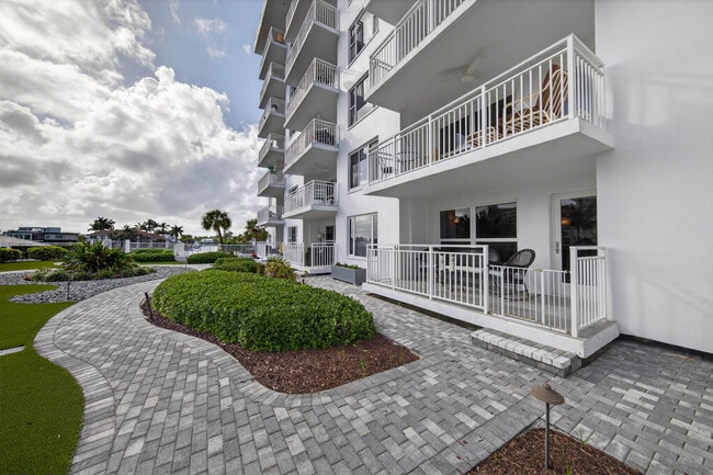 Building Photo - 3114 S Ocean Blvd