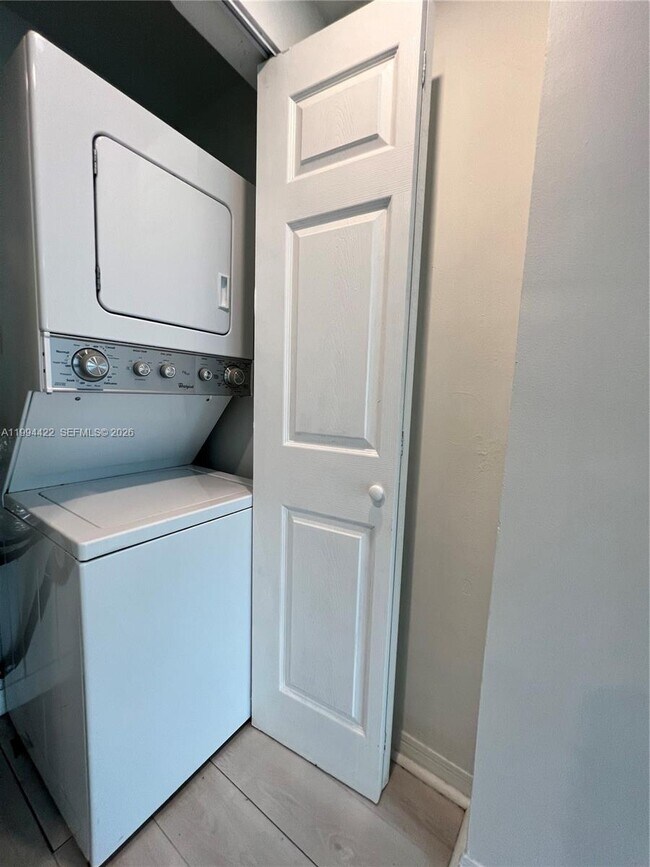 Building Photo - 946 Bay Dr