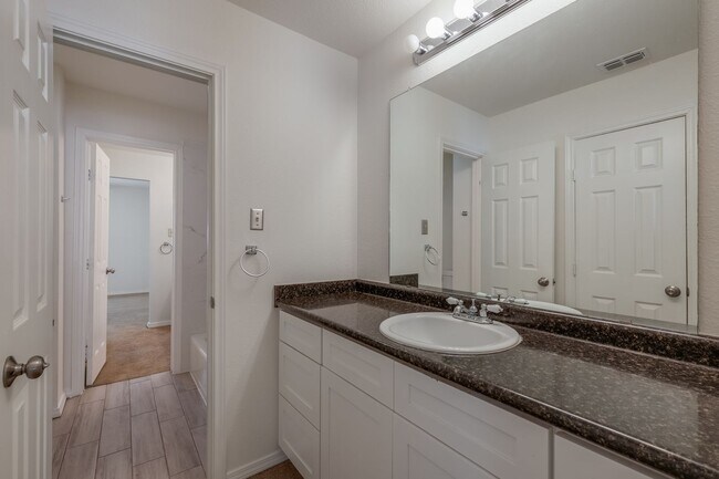 Building Photo - Renovated Condo with Great Location