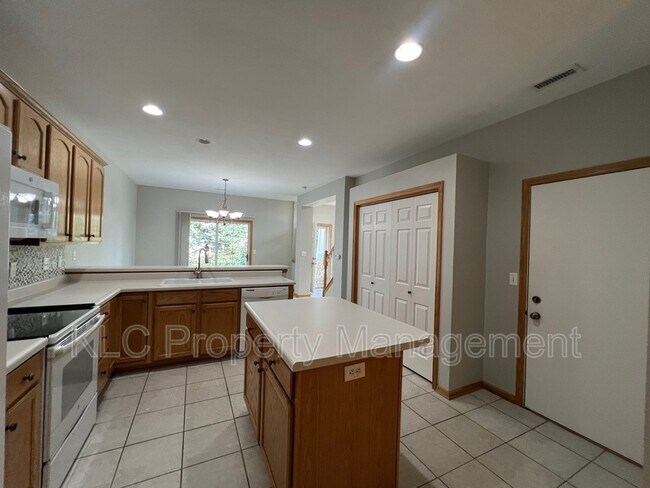 Building Photo - 277 S 79th St
