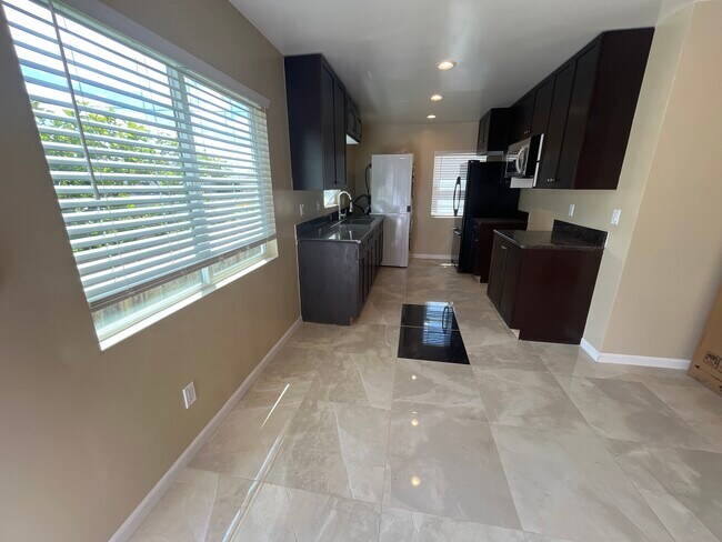 Building Photo - 4858 Palm Ave