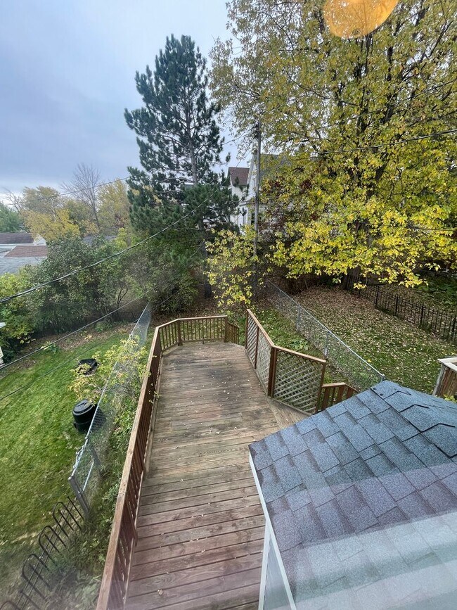 Building Photo - AVAILABLE NOW - 3 Bedroom/1.5 Bath Home wi...