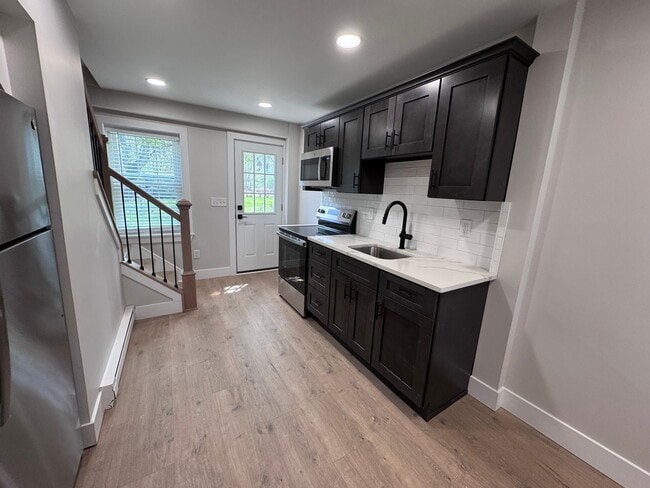 Building Photo - Trendy Urban Loft