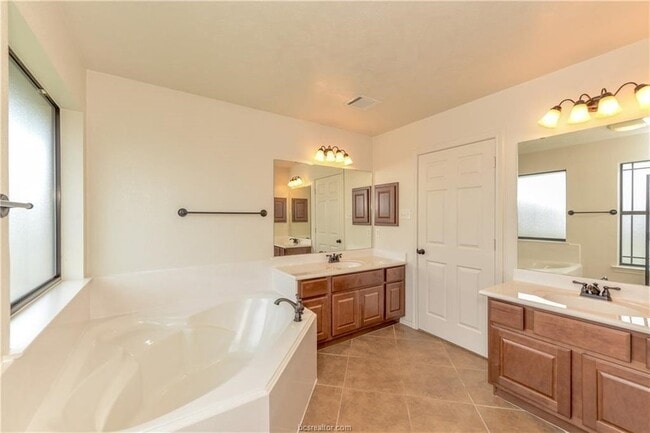 Building Photo - 1011 Emerald Dove Ave