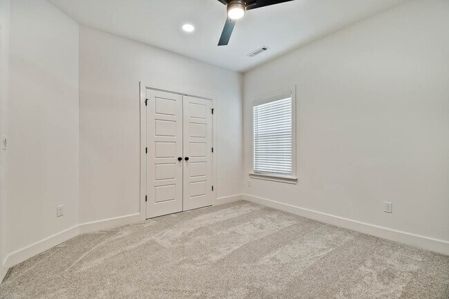 Building Photo - 502 W Persimmon St