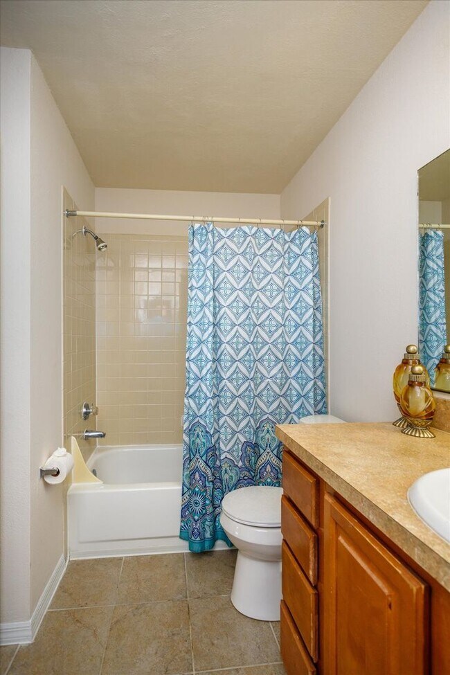 Building Photo - Ready Move to move 2 bedroom 2 bath Condo for Rent