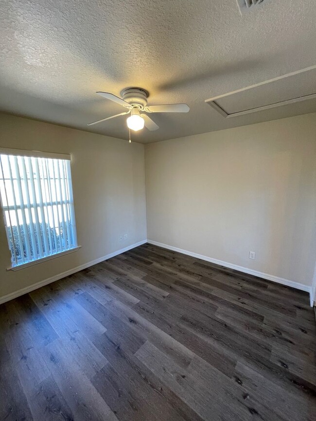 Building Photo - 2 Bedroom/2 Bathroom Apartment