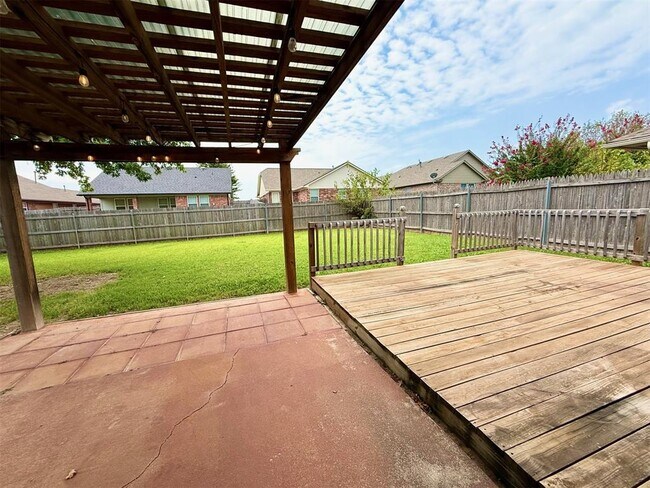 Building Photo - 2808 E Lake Dr