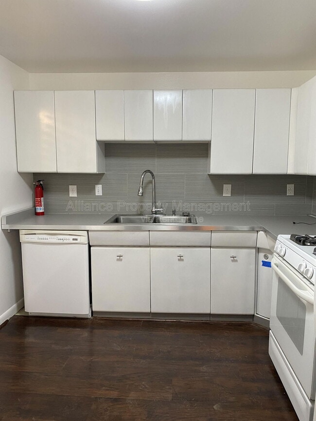 Building Photo - 2605 Lark Dr