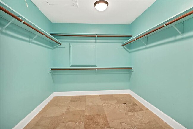 Building Photo - 1802 Potomac Dr