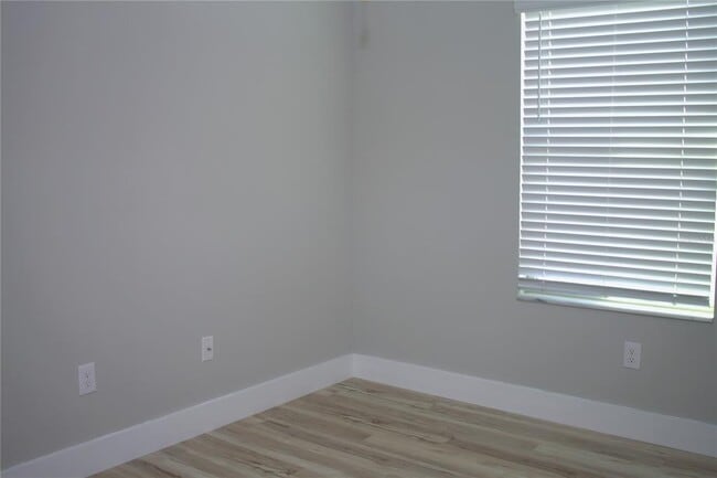 Building Photo - 11871 Dumaine Valley Rd