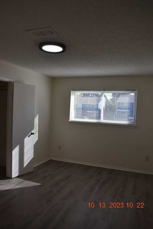 Building Photo - **MOVE IN INCENTIVE** Spacious 3 bedroom Condo - Half of February Rent FREE If Lease Signed By En...