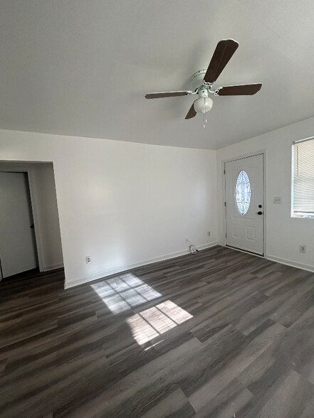 Building Photo - 722 Langley Ave