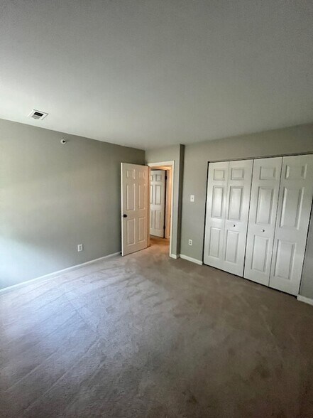 bedroom 2 - 207 Cross Pointe Ct