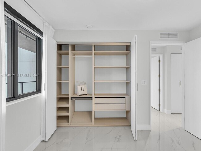 Building Photo - 700 NE 24th St