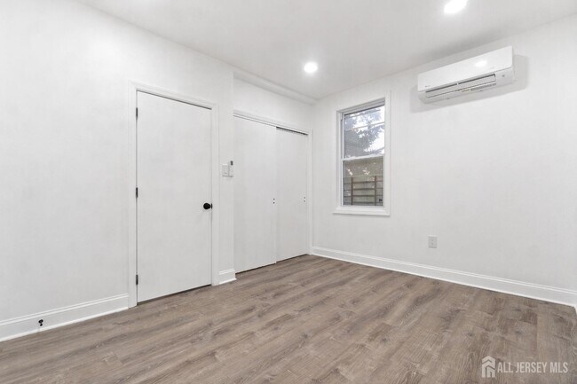 Building Photo - 427 Benner St