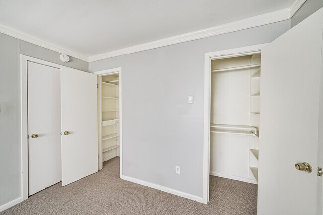 Building Photo - 5511 Kinglet St