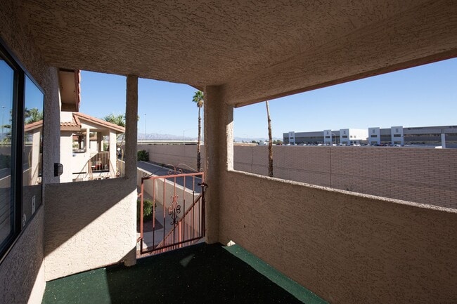 Building Photo - Completely remodeled 2nd floor unit near S...