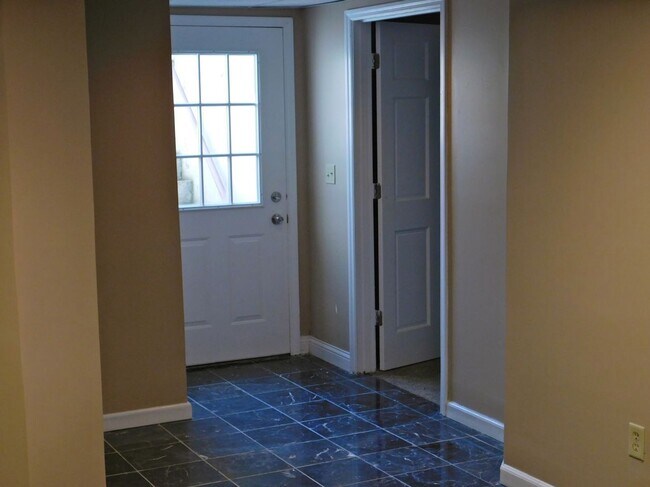 Building Photo - 5 acres and a Large 6 bedroom house. Extra garages and sheds.