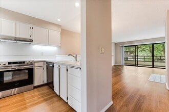Building Photo - Beautiful 2 bedroom 2 bath condo available...