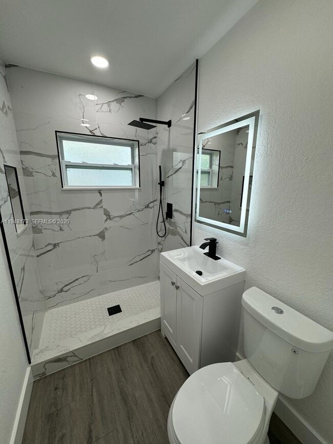 Building Photo - 11912 NE 10th Ave