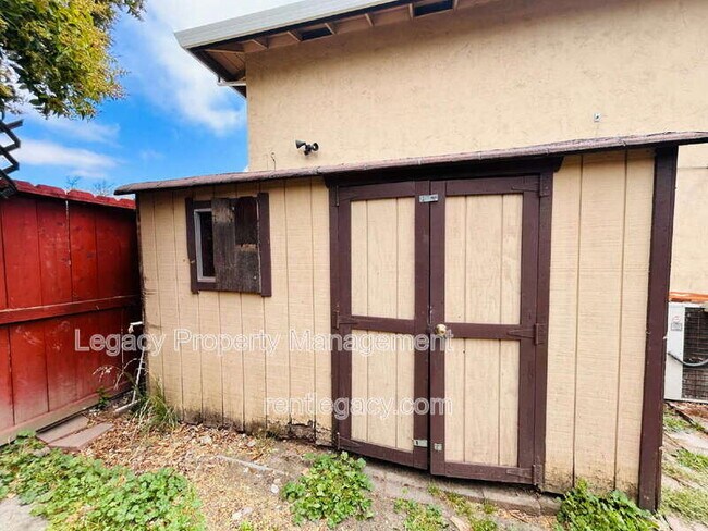 Building Photo - 493 Dahlia St