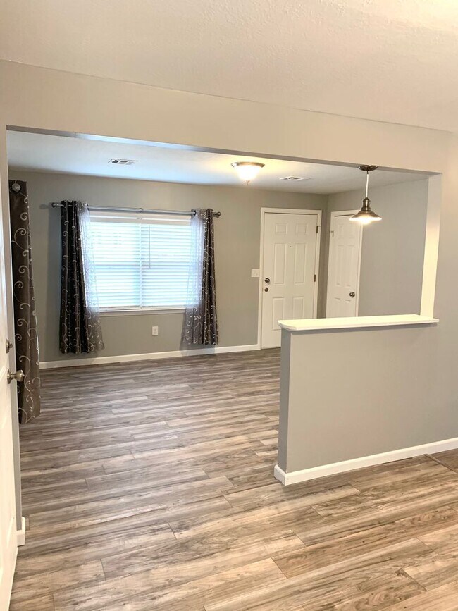 Building Photo - Charming Two Bedroom Downtown Springdale -