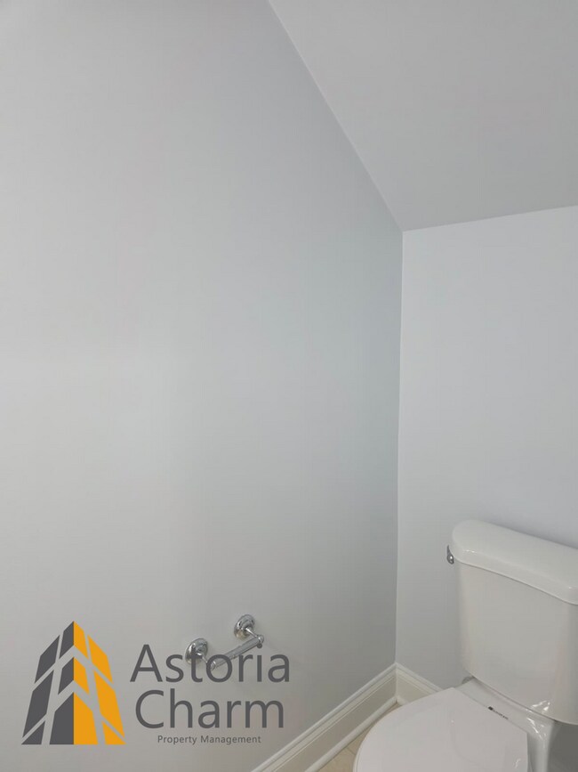 Building Photo - 3 Bedroom 3 Level Home with Garage and Flexible Layout