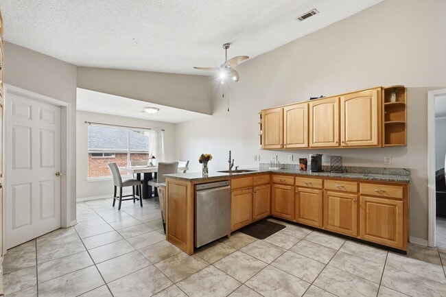 Building Photo - 123 Steeplechase Dr