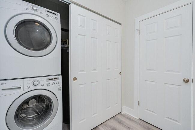 Building Photo - Stunning Remodeled 3-Bedroom Home in Prime...