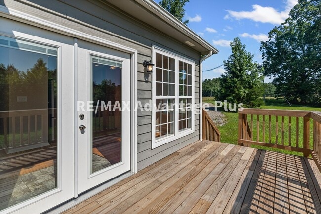 Building Photo - Picturesque 3-Bedroom Home with Cathedral ...