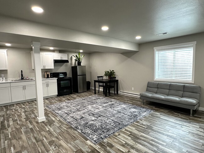 Living room w/ kitchenette - 4005 Cotopaxi Dr