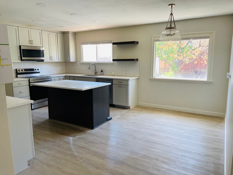 Building Photo - 320 S 400 E